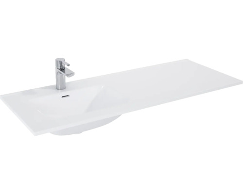 Waschtisch aus Sanitärkeramik mit Armatur
