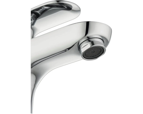 Nahaufnahme eines verchromten Waschtischhahns