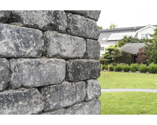 Graue Natursteinmauer im Garten