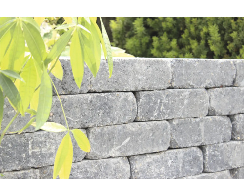 Mauer aus Betonsteinen im Garten