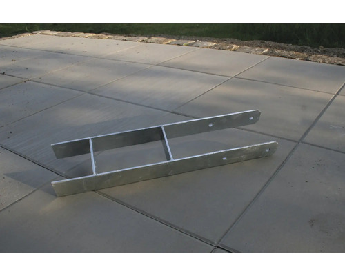 Metallischer H-Pfostenträger auf Pflastersteinen