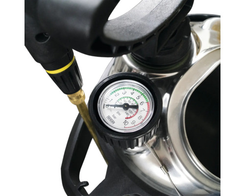 Detailaufnahme eines Drucksprühers mit Manometer zur Druckkontrolle.