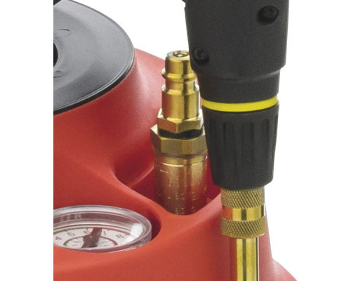 Detailaufnahme einer Bremsenentlüfter-Einheit mit Manometer und Anschlüssen