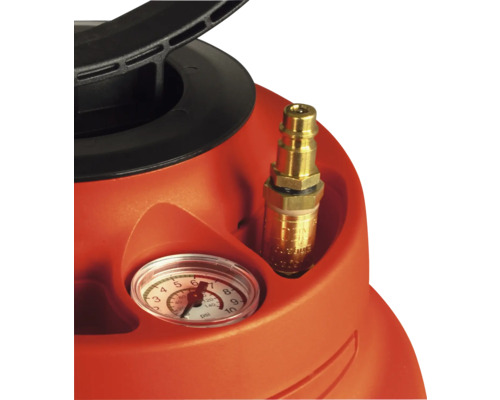 Detailansicht eines Druckmanometers und eines Messinganschlusses an einem Gerät.