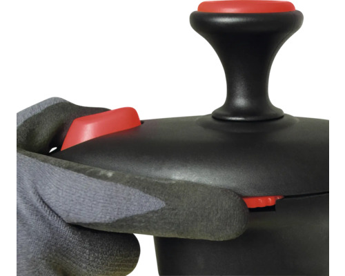 Deckel einer Gießkanne mit Bedienung durch eine Hand