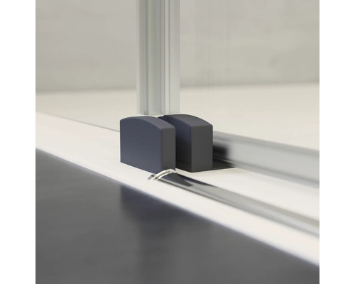 Detailansicht einer Duschkabine mit Führungsschienen und Stopper