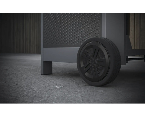 Detailaufnahme eines Transportwagens mit Rad