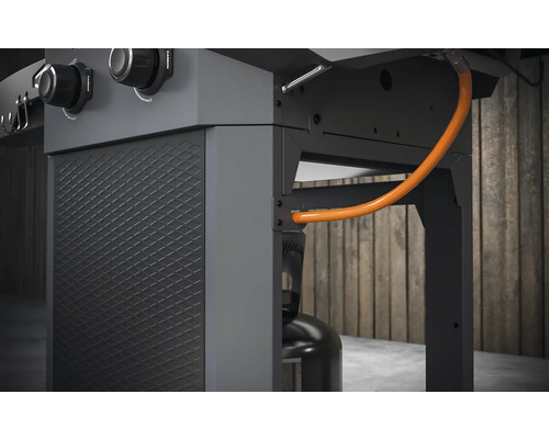 Detailansicht eines Gasgrills mit Gasflasche und Schlauch