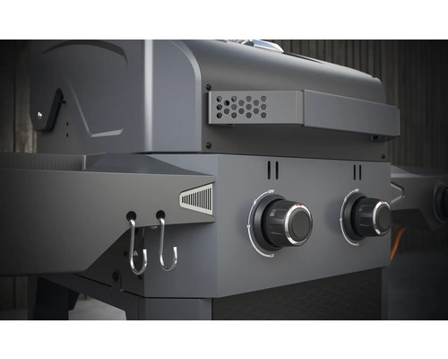 Detailansicht eines Gasgrills mit Drehreglern und Haken
