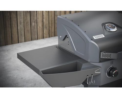 Detailansicht eines Tenneker Gasgrills mit Ablagefläche und Haken