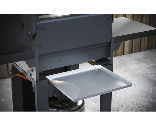 Detailansicht eines Gasgrills mit Seitenablage
