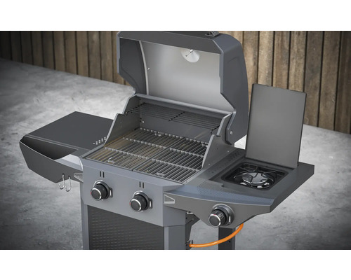 Gasgrill mit drei Brennern, Seitenbrenner, Grillrosten und Ablagefläche.