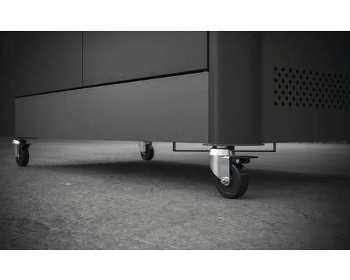 Detailansicht eines Werkstattschrankes mit Rollen