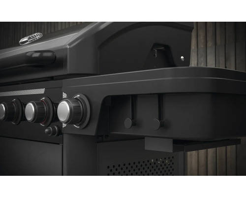 Detailansicht eines schwarzen Gasgrills mit Drehknöpfen zur Steuerung der Hitze