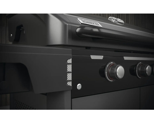 Detailansicht eines schwarzen Tenneker Gasgrills mit Drehreglern.