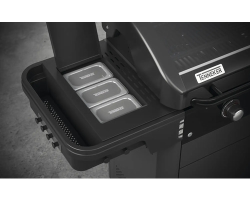 Detailansicht eines schwarzen Tenneker Gasgrills mit Ablagefächern und drei Behältern