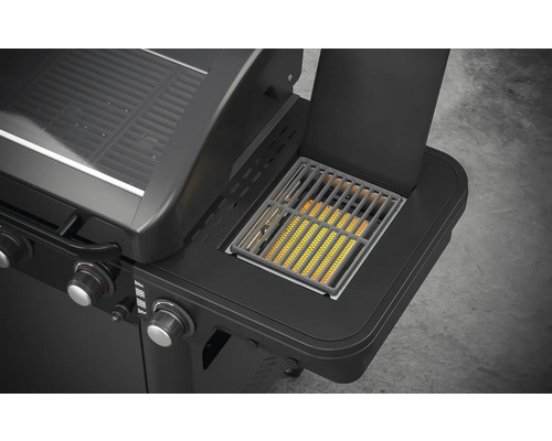 Detailansicht eines Gasgrills mit eingeschalteter Seitenkochstelle