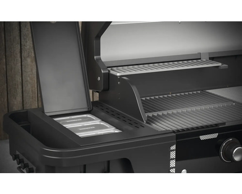 Detailansicht eines schwarzen Gasgrills mit Ablagefläche und Grillrost.