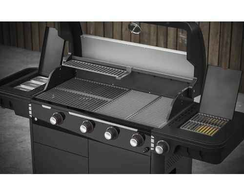 Geöffneter Gasgrill mit vier Brennern und Warmhalterost.
