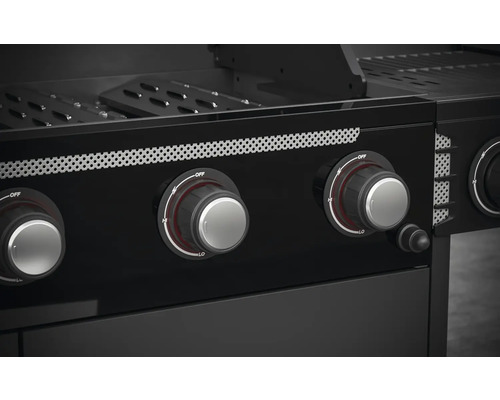 Nahaufnahme eines schwarzen Gasgrills mit Drehknöpfen zur Steuerung der Hitze.