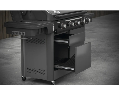 Grill mit geöffneten Schubladen zur Aufbewahrung von Grillzubehör.