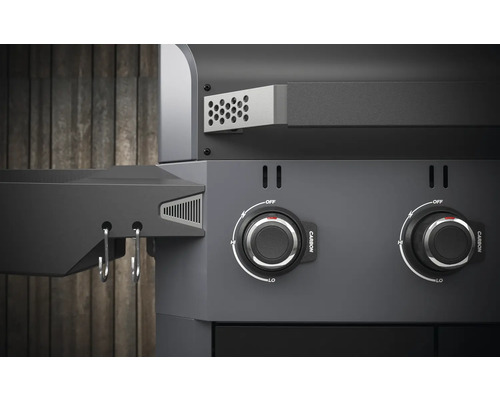 Nahaufnahme eines Holzkohlegrills mit Drehknöpfen zur Temperaturregelung