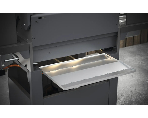 Detailansicht eines Grills mit herausgezogener Fettauffangschale.