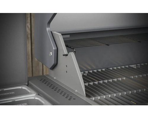 Detailansicht eines geöffneten Gasgrills mit Grillrost und Warmhalterost