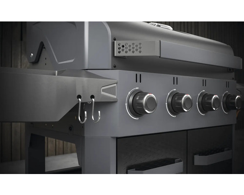 Gasgrill mit vier Brennern und seitlichen Haken.