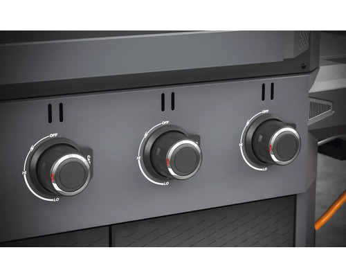 Nahaufnahme der Drehknöpfe eines Gasgrills zur Steuerung der Hitze.