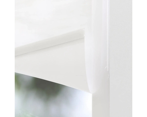 Detailaufnahme eines weißen Fensterrahmens.