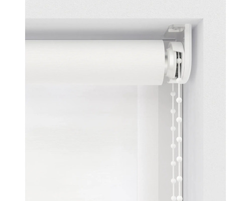 Detailaufnahme einer weißen Fensterrollo-Befestigung mit Bedienkette