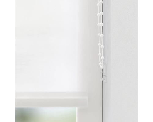 Weißes Rollo mit Bedienkette am Fenster