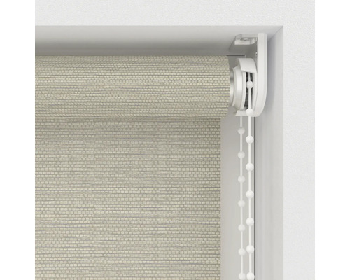 Detailansicht eines Rollos im Fensterrahmen mit Kettenzugbedienung.