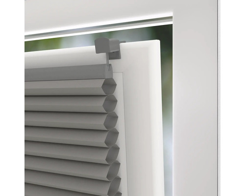 Detailaufnahme einer grauen Plisseejalousie am Fenster