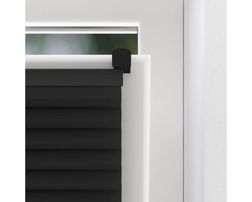 Detailansicht einer schwarzen Faltjalousie am Fenster