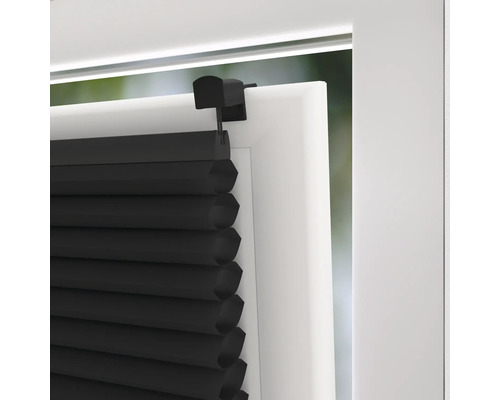 Schwarzes Plissee am Fenster zur Dekoration und zum Sichtschutz