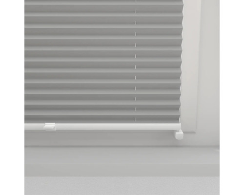 Graues Plissee-Faltrollo am Fenster