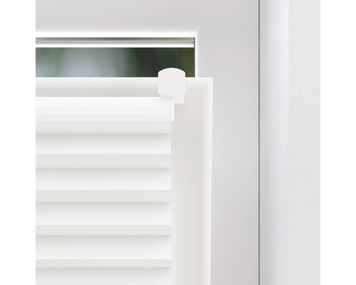 Nahaufnahme einer weißen Jalousie am Fenster