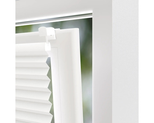 Nahaufnahme eines weißen Faltstores am Fenster