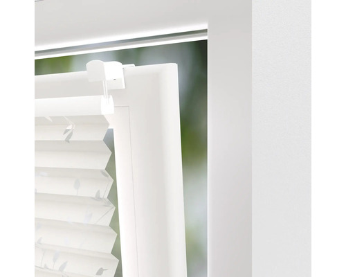 Detailaufnahme eines Plissees am Fenster