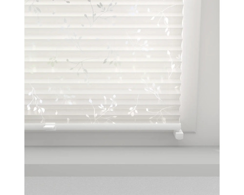 Plissee mit floralem Muster am Fenster