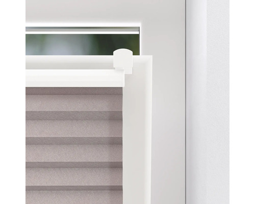 Detailansicht eines Faltstores am Fenster