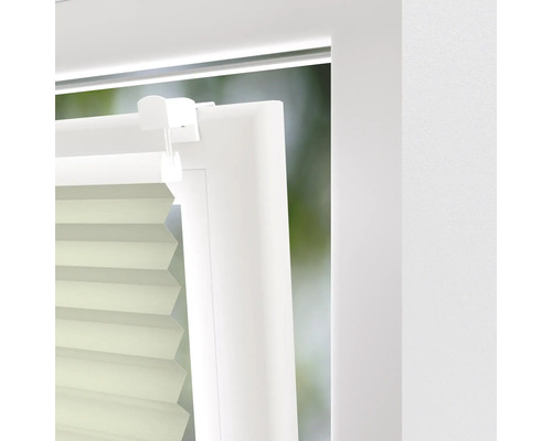 Nahaufnahme einer Plisseejalousie am Fenster