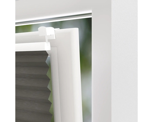 Nahaufnahme einer Fensterdekoration mit Plissee