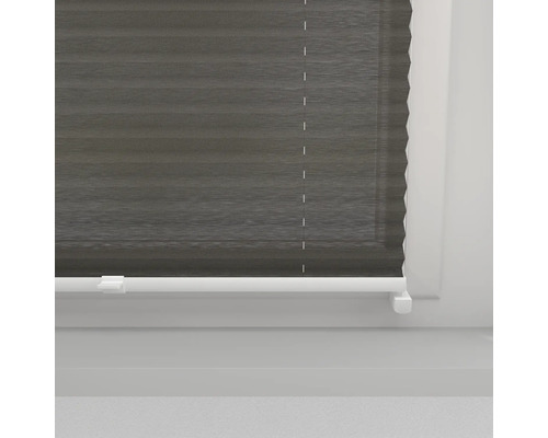 Graues Doppelrollo am Fenster