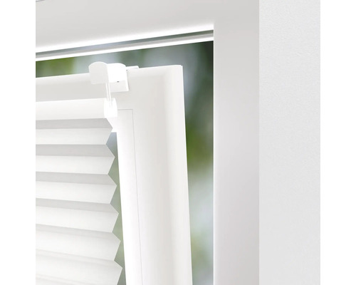 Detailansicht eines weißen Plissees am Fenster