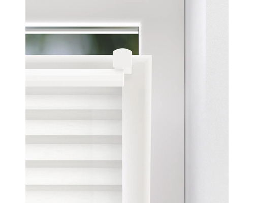 Detailansicht eines weißen Plissees am Fenster