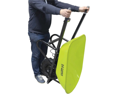 Eine Person bedient eine Elektro-Schubkarre der Marke Zipper.
