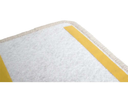 Detailansicht einer Teppichfliese mit Klebestreifen auf der Rückseite.